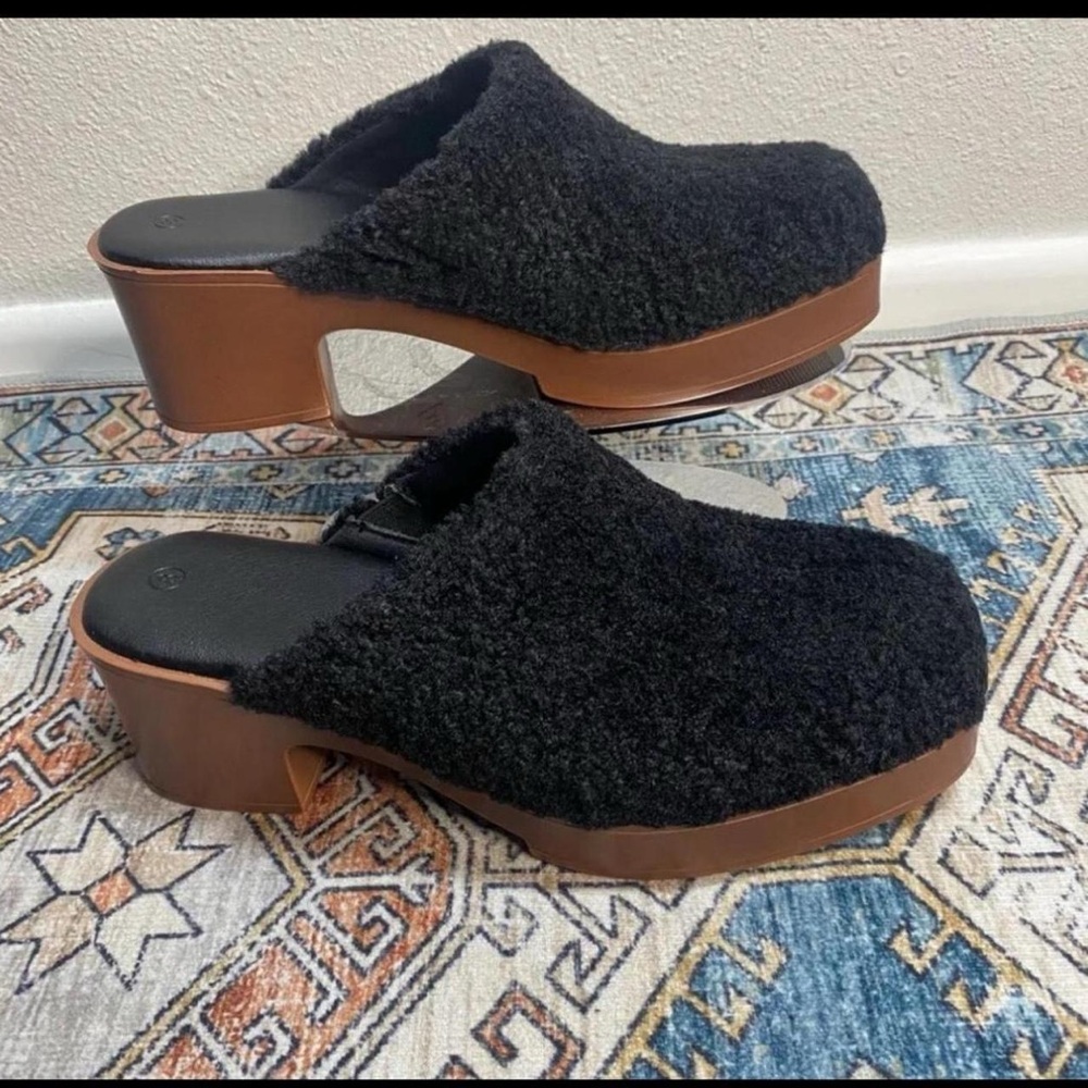 Zby Black Slip On Teddy Textured Clogs Size 8.5